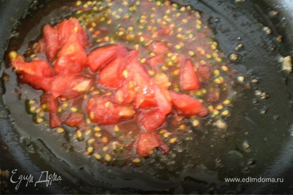 В глубокую сковородку с маслом вылить помидор протертый через терку и мякоть от выскобленных помидор.