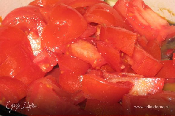 Поднимаем крушку и добавляем нарезанные томаты (по желанию можно очистить от кожуры), сок лимона, 1 чайную ложечку сахара и оставляем потомиться еще минут 5 - 7.