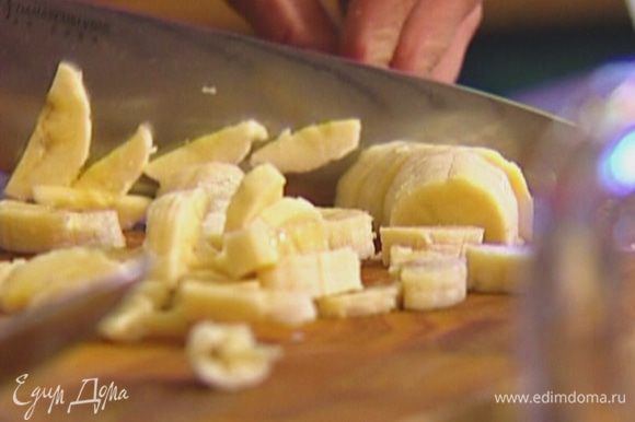Банан почистить, порезать небольшими кусочками и добавить в тесто.