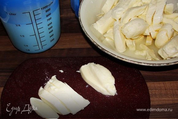 Нарезать сыр ломтями в 2 см. Выложите в чашку.