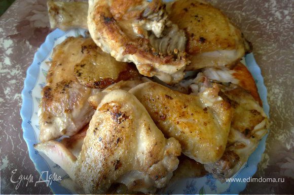 Курицу разрезать на 8-10 чаcтей, обсушить куски салфеткой, посолить и поперчить. Oбжарить на сливочном масле в кастрюле с толстым дном. Вынуть, отложить.