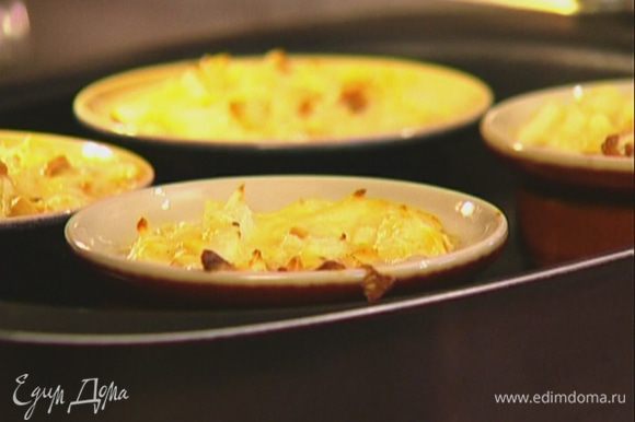 Разложить капустное тесто в небольшие керамические формочки и запекать в разогретой духовке 15–20 минут.