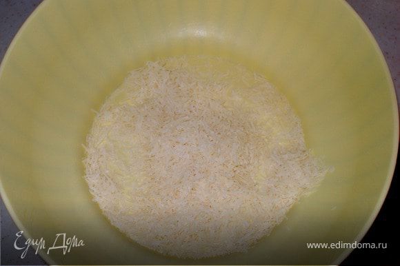 В отдельной посуде смешать муку с разрыхлителем, солью, пармезаном, сахаром и базиликом.