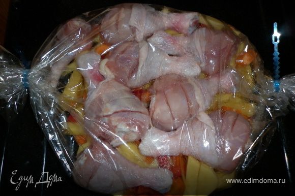 в рукав для запекания положить овощи, и затем на овощи, как на перину уложить куриные голени. Не забудьте проткнуть рукав зубочистками в нескольких местах!