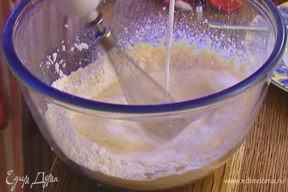 Муку соединить с яйцом, солью и 1 ст. ложкой сахара. Взбивать массу миксером, тонкой струйкой вливая молоко.