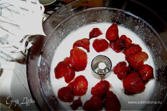 Делаем начинку. Сметану взбиваем с сахаром и клубникой.