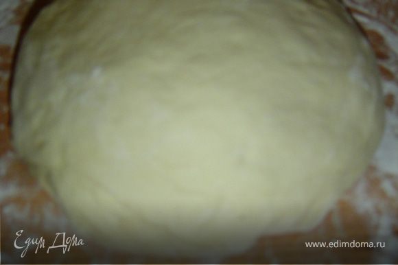 Начинаем работу с приготовления теста, для этого в кастрюлю вливаем теплое молоко и растворяем в нем дрожжи, затем добавляем немного муки, перемешиваем так, чтобы не было комочков, а тесто имело консистенцию блинного теста. Кастрюлю с опарой ставим в теплое место для брожения. Когда опара начнет оседать добавляем яйца, соль, сахар, оставшуюся муку(постепенно) и замешиваем тесто.В конце добавляем по немногу растопленное масло и вмешиваем его в тесто. Тесто кладем в кастрюлю, накрываем полотенцем и ставим в теплое место на 2 часа, когда тесто максимально поднимется делаем обминку на столе, посыпанном мукой. Затем даем тесту еще раз подняться. Пока тесто отдыхает, мы готовим начинку. Мак промываем, затем заливаем горячей водой и оставляем на 20 минут, затем мак процеживаем через марлю и даем ему обсохнуть и пропускаем через мясорубку два раза. К маку добавляем вяленую вишню , цукаты, сахар, ванилин, яйца и хорошенько перемешиваем. Из готового теста разделываем пирожки с маковой начинкой. Глубокую форму выстилаем пищевой бумагой, смазываем ее маслом . Сливочное масло и мед разогреваем, в этой смеси обмакиваем каждый пирожок и выкладываем в форму, даем полную расстойку. Можно украсить различными узорами из теста. Выпекаем при температуре 170 гр. около 50 минут. Приятного аппетита!