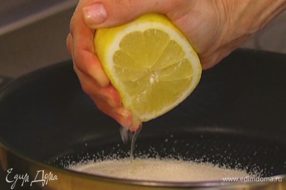 Цедру лимонов натереть на мелкой терке, сок отжать.