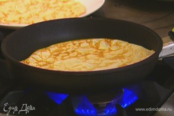 Разогреть тяжелую сковороду и печь блины, смазывая сковороду оливковым маслом при помощи кисточки перед выпечкой каждого блина.
