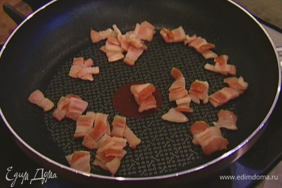 Разогреть небольшую сковороду, обжарить бекон до хрустящей корочки, добавить в картофельно-овсяное тесто и все вымешать.