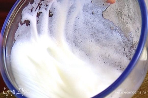 Вынуть белки из морозильника, добавить щепотку соли и взбить в крепкую, густую пену.