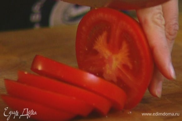 Баклажан и помидор нарезать кружками.