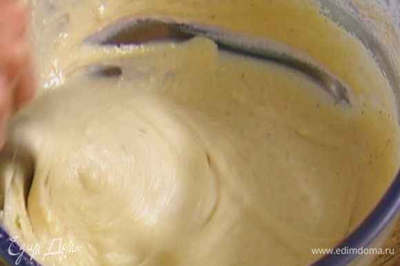 Влить в муку бананово-яичную массу и вымешать тесто.