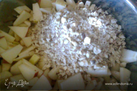 Яблоки помыть, нарезать кусочками, сложить в миску. К яблокам добавить семечки, измельченные орехи, сахар,ванильный сахар, корицу, все перемешать.