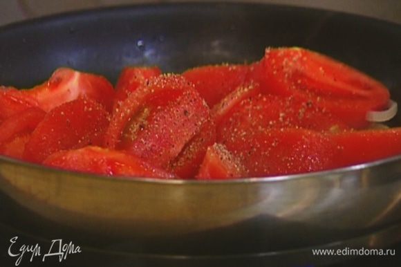 Добавить нарезанные помидоры, посолить, поперчить и немного прогреть.