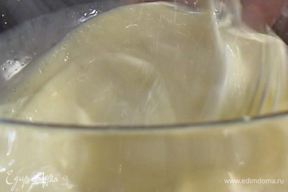 Яйца взбить с сахарной пудрой. Добавить ванильный экстракт, сливки и взбить еще раз, чтобы масса увеличилась в объеме вдвое.