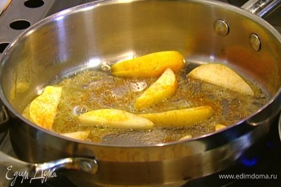 Приготовить начинку: в небольшой сковороде разогреть 1 ст. ложку сливочного масла, выложить ломтики груши и посыпать их оставшимся сахаром. Когда сахар полностью растворится, влить 1 ст. ложку ликера.