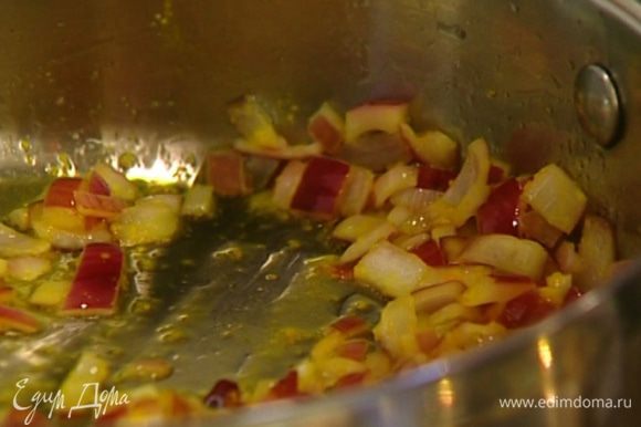 Разогреть в сковороде 1 ст. ложку оливкового масла и обжарить лук вместе с апельсиновой цедрой до золотистого цвета.