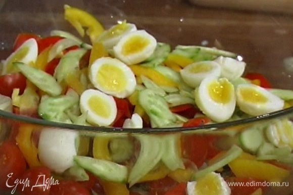 Добавить в салат фасоль, огурцы, яйца, каперсы и красный лук.
