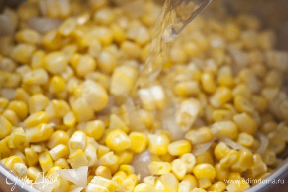 В большой кастрюле разогреть кукурузное масло и обжарить лук до прозрачности, добавить кукурузные зерна, потомить минуту, залить кипятком и варить 30 минут.