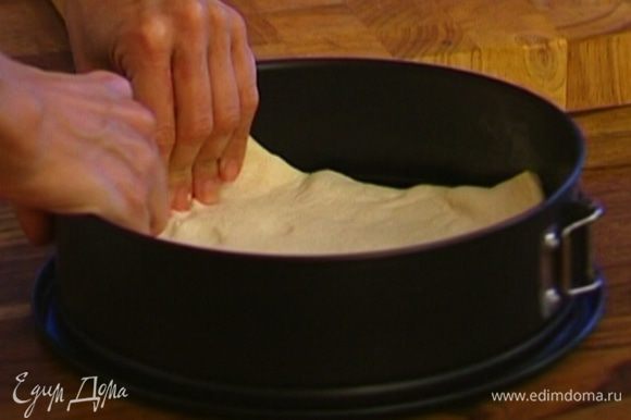 Тесто предварительно разморозить, затем уложить в смазанную оливковым маслом форму для выпечки таким образом, чтобы получился корж с бортиками.