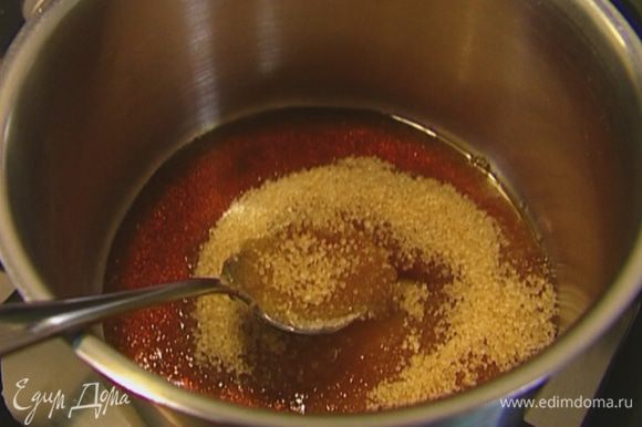 В кастрюлю влить кленовый сироп, добавить мед, сахар и прогревать на медленном огне, пока сахар не растворится.