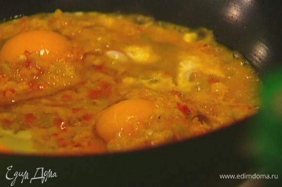 На каждое яйцо выложить по 1 ст. ложке овощной смеси, посолить, поперчить, присыпать базиликом.