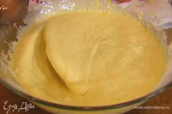 Добавить в тесто цедру и сок лимона, влить растопленное сливочное масло, перемешать.