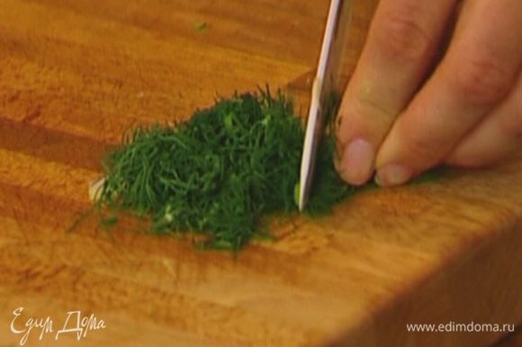 Зеленый лук и укроп мелко нарезать.