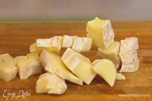 Сыр нарезать небольшими кусочками, добавить к желткам.
