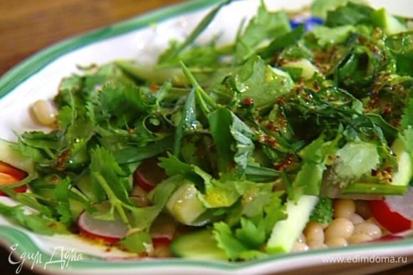 Кинзу крупно порубить ножом, тархун порвать руками и посыпать зеленью салат.