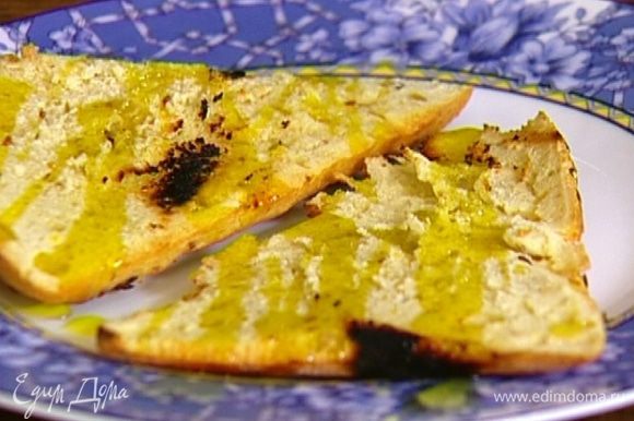 Горячий хлеб взбрызнуть оливковым маслом, дать ему впитаться.