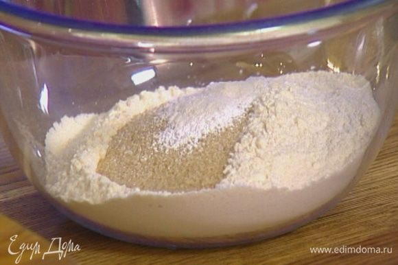 Муку соединить с сахаром, разрыхлителем и солью, перемешать.