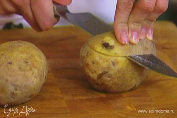 Картофель отварить в мундире или запечь.
