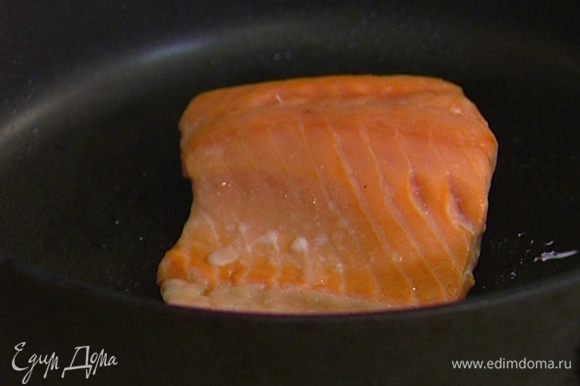 Отправить рыбу на 10 минут в разогретую духовку, затем вынуть и оставить еще на несколько минут в сковороде.