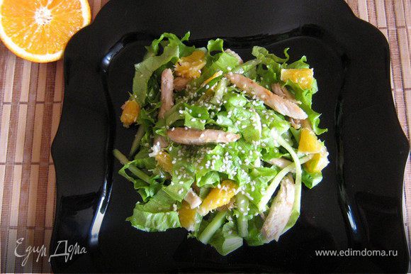 Слоеный салат из куриной грудки с апельсинами