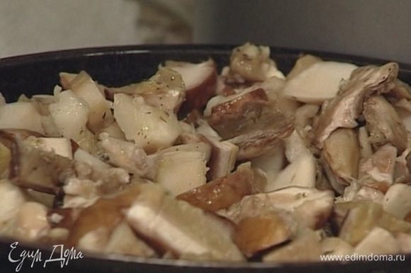 Добавить в сковороду грибы, майоран, соль и перец. Жарить на медленном огне, не накрывая крышкой, 5−6 минут.