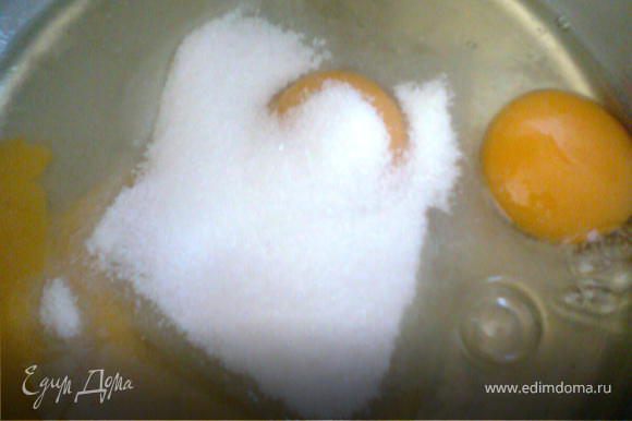 Яйца вбить в кастрюлю,добавить 2 ст.л.сахара и 1 ст.л.ванильного сахара,все взбить.
