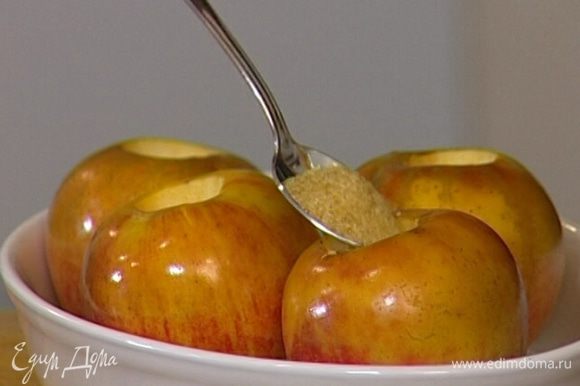 Через 10–15 минут в выемку каждого яблока насыпать по 1 ч. ложке сахара и запекать еще 15 минут.