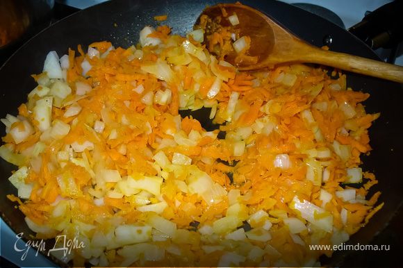 На сковороде разогреть масло, потушить до мягкости (около 5 минут) лук и морковку.