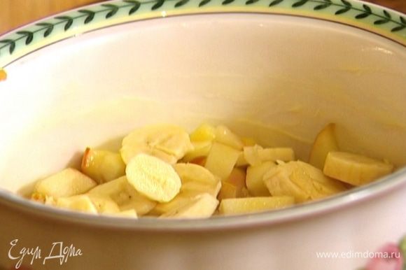Большую форму для выпечки или несколько небольших форм смазать оставшимся сливочным маслом, разложить в них припущенные фрукты, а сверху банан.