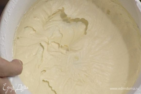 Приготовить тесто: взбить 200 г предварительно размягченного сливочного масла с сахарной пудрой.