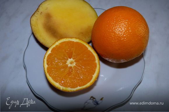 Сделать сок: Из апельсинов выжать сок. Манго очистить. В блендер вылить апельсиновый сок, добавить половинку манго, взбить.