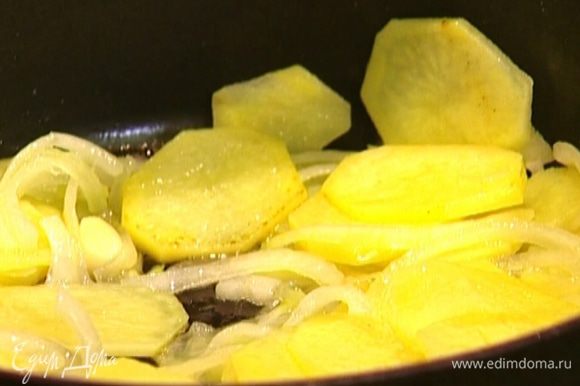 Добавить картофель и жарить его практически до готовности, минут 10–15, затем слегка посолить, поперчить и подержать на огне еще 1–2 минуты.