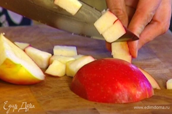 Яблоко разрезать пополам и, удалив сердцевину, порезать на небольшие кубики (можно натереть на крупной терке).