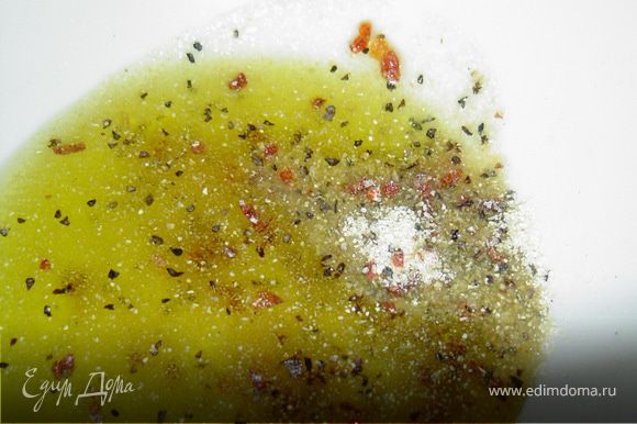 В миску наливаем оливковое масло, добавляем к нему смесь итальянских специй, и перемешиваем.