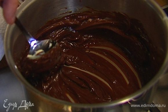 Добавить в растопленный шоколад 2 ст. ложки предварительно размягченного сливочного масла и шоколадно-ореховую пасту, прогреть, помешивая, еще раз все вместе на медленном огне.
