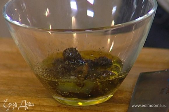 Приготовить заправку: вынуть косточки из оливок, крупно их поломать, добавить 2 ст. ложки оливкового масла, лимонный сок, посолить и поперчить, все перемешать.