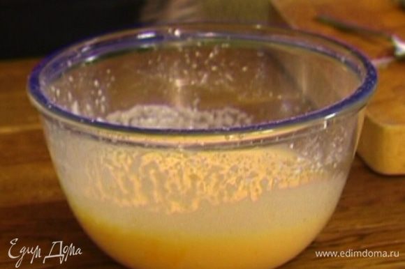 Яйца с сахаром взбить блендером. Не переставая взбивать, влить растопленное масло и молоко.