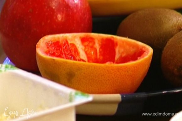 Оставшуюся мякоть грейпфрута вырезать ножом и удалить — понадобится только чашечка из кожуры.